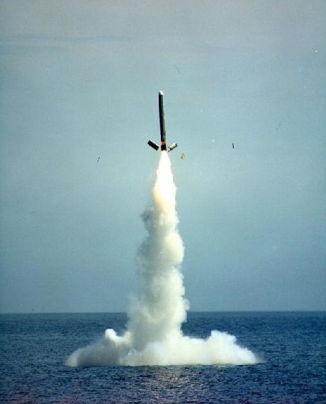 Tên lửa Tomahawk được phóng từ tàu ngầm ẩn náu dưới mặt biển của Hải quân Mỹ